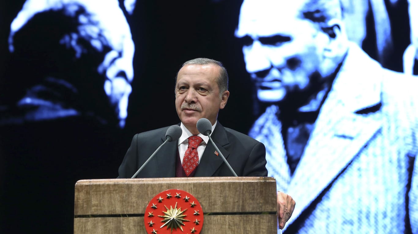 Beschwört Atatürks Erbe: Recep Tayyip Erdogan vor einem Bild des türkischen Staatsgründers.