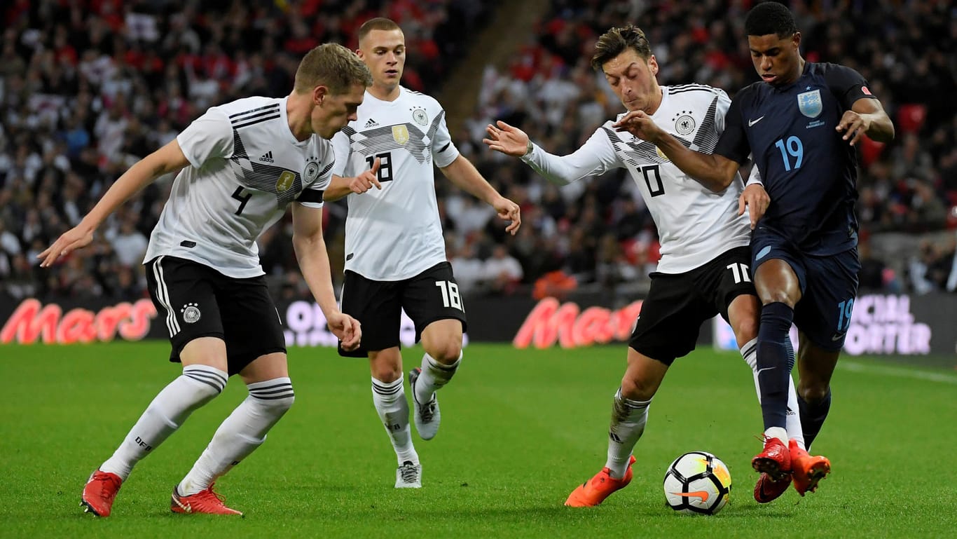 Von links: Matthias Ginter, Joshua Kimmich und Mesut Özil gegen Englands Marcus Rashford.