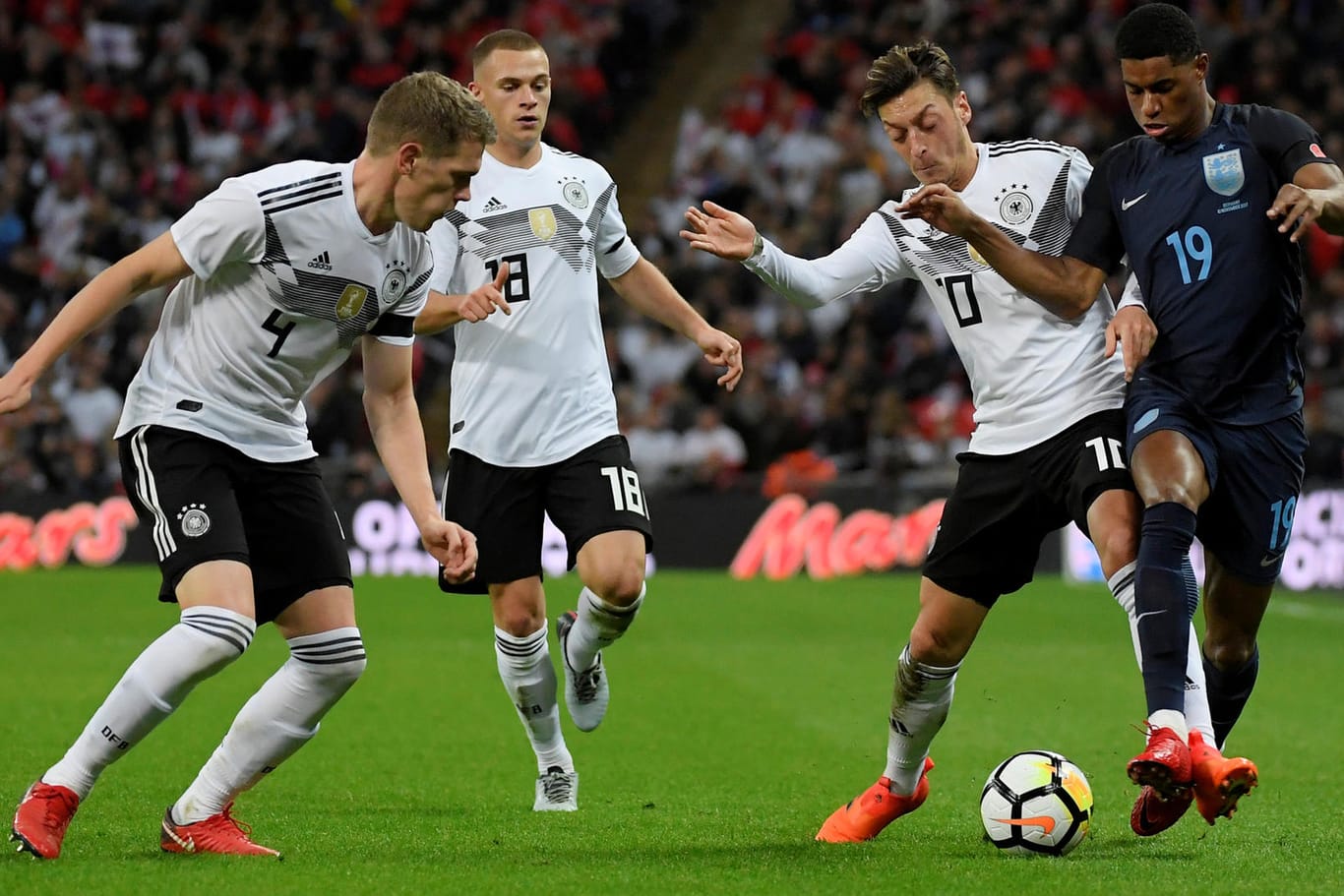 Von links: Matthias Ginter, Joshua Kimmich und Mesut Özil gegen Englands Marcus Rashford.