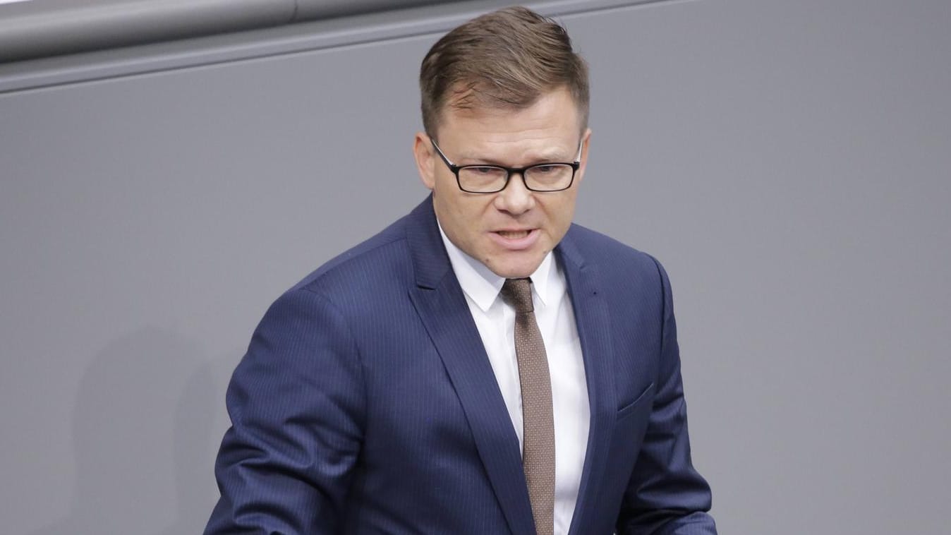 Der Parlamentarische Geschaeftsführer der SPD Carsten Schneider: Er fordert von den Jamaika-Sondieren: "Die Koalition darf ihre inhaltlichen Gräben nicht mit Geld zuschütten."