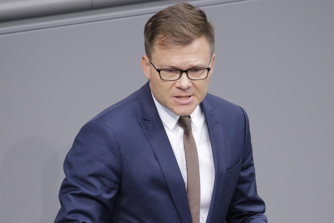 Der Parlamentarische Geschaeftsführer der SPD Carsten Schneider: Er fordert von den Jamaika-Sondieren: "Die Koalition darf ihre inhaltlichen Gräben nicht mit Geld zuschütten."