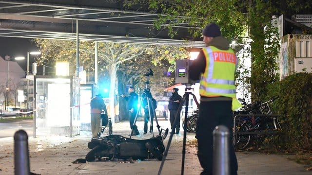 Ein Polizeibeamter sichert in Berlin am Wilhelmsruher Damm Spuren.