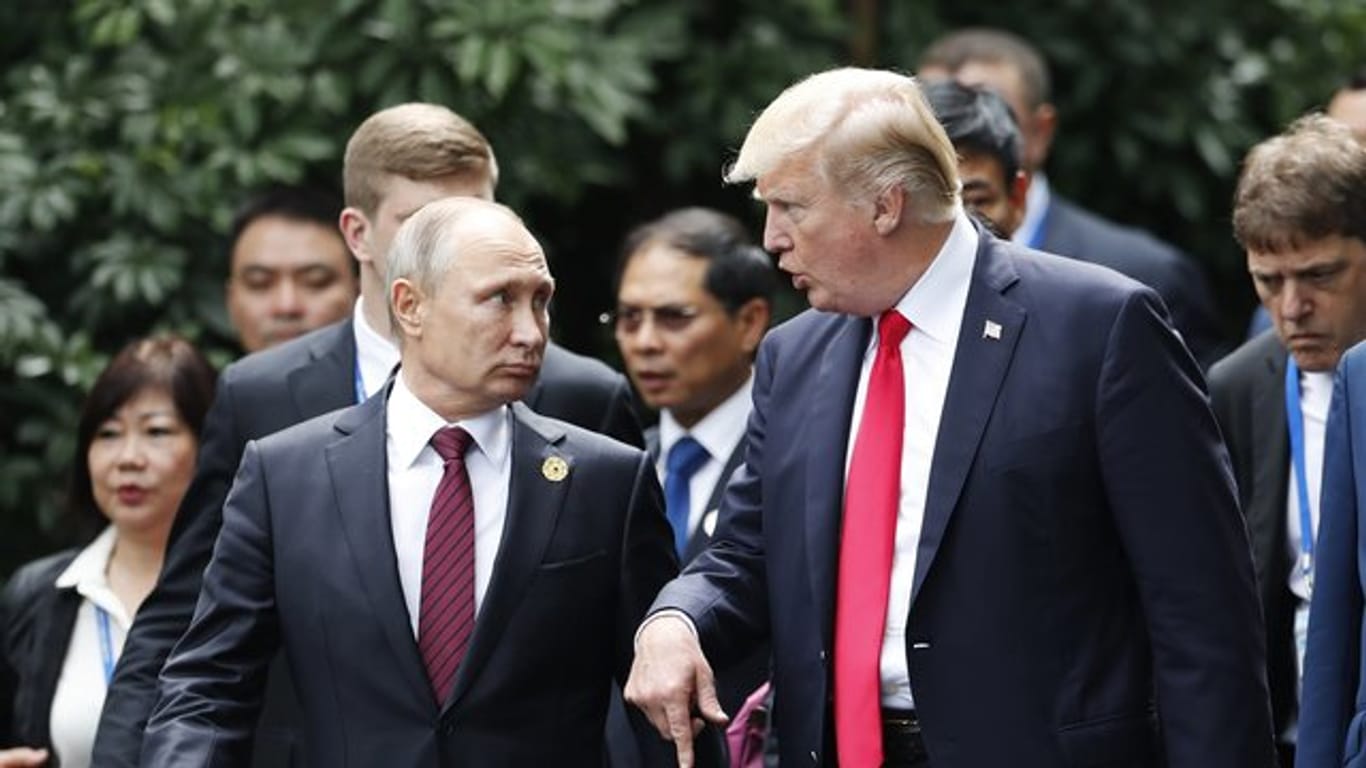 Nur ein kurzer Austausch: US-Präsident Donald Trump und der russische Präsident Wladimir Putin beim Apec-Gipfel.