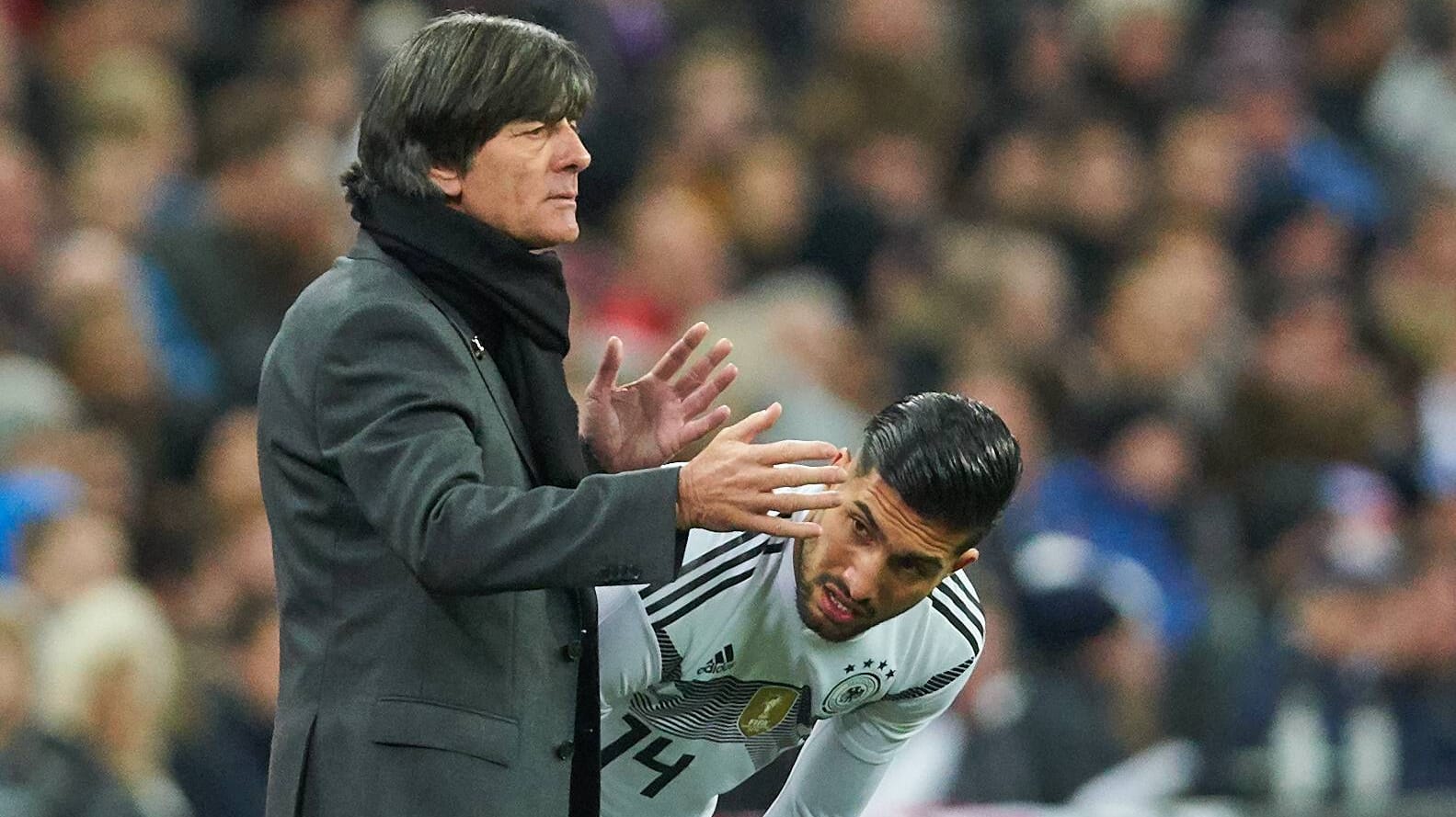 Bundestrainer Jogi Löw bereitet Emre Can auf seine Einwechslung vor.