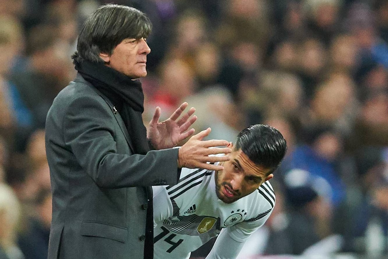 Bundestrainer Jogi Löw bereitet Emre Can auf seine Einwechslung vor.