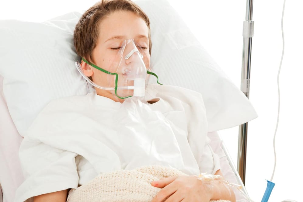 Ein kleiner Junge wird mit einem Beatmungsgerät im Krankenhaus beatmet.