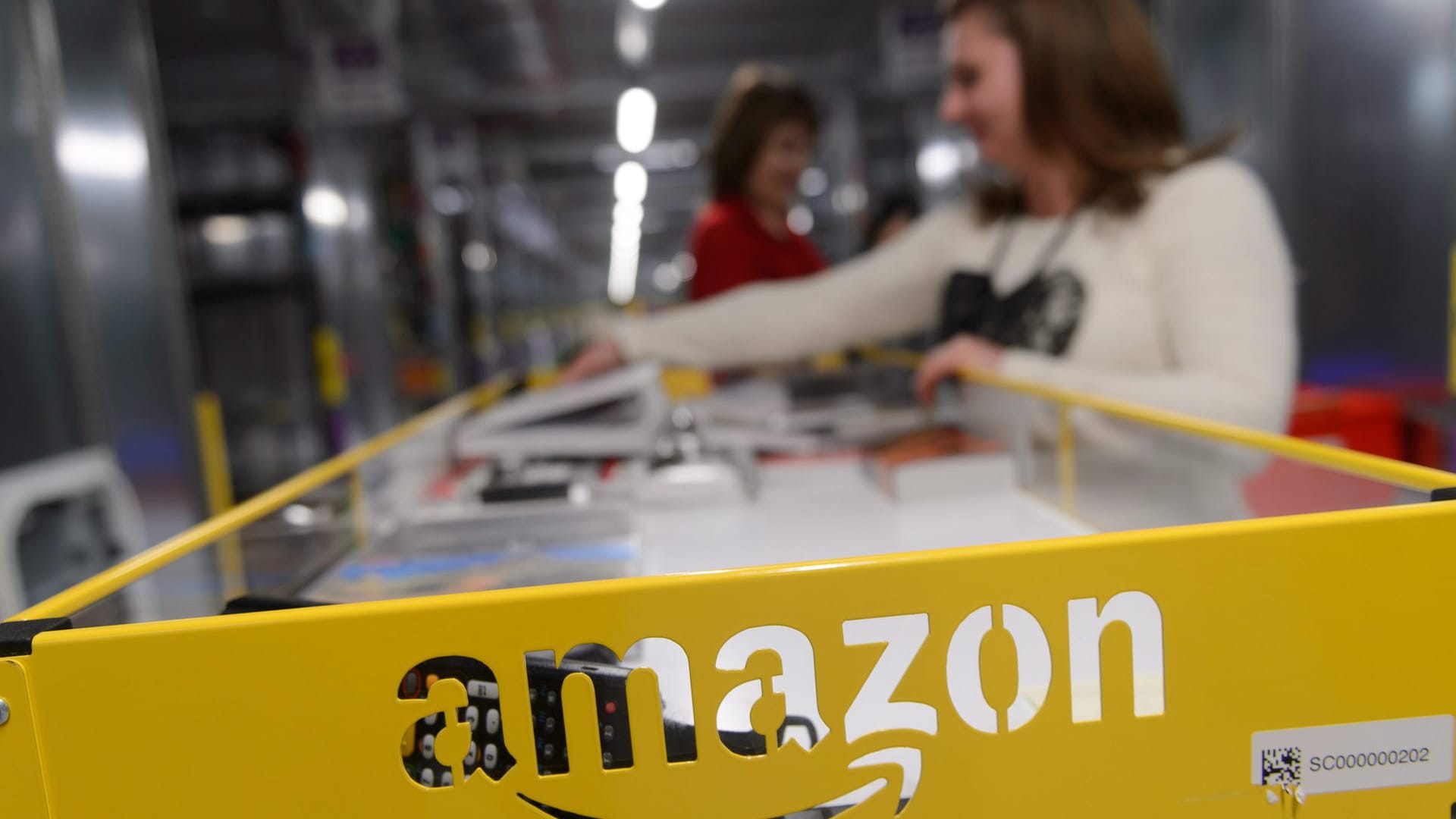 Mitarbeiter sortieren Waren im Amazon-Logistikzentrum: In den den USA, Großbritannien und Singapur läuft das Projekt bereits.