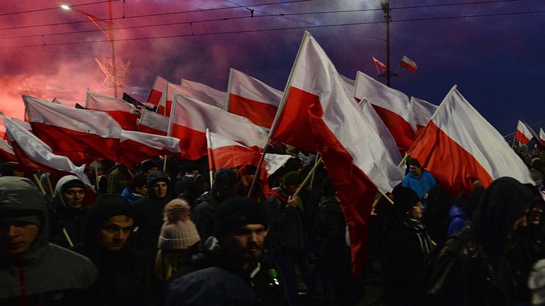 Rechtsradikale Demonstranten in Warschau: In Polen ist es am Rande der Feierlichkeiten zum Nationalfeiertag zu Krawallen gekommen.