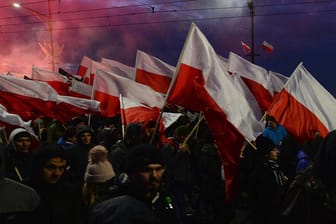 Rechtsradikale Demonstranten in Warschau: In Polen ist es am Rande der Feierlichkeiten zum Nationalfeiertag zu Krawallen gekommen.