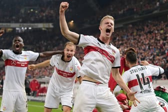 Stuttgarts Top-Talent Timo Baumgartl feiert mit seinen Mitspielern, hier beim Sieg gegen Köln.