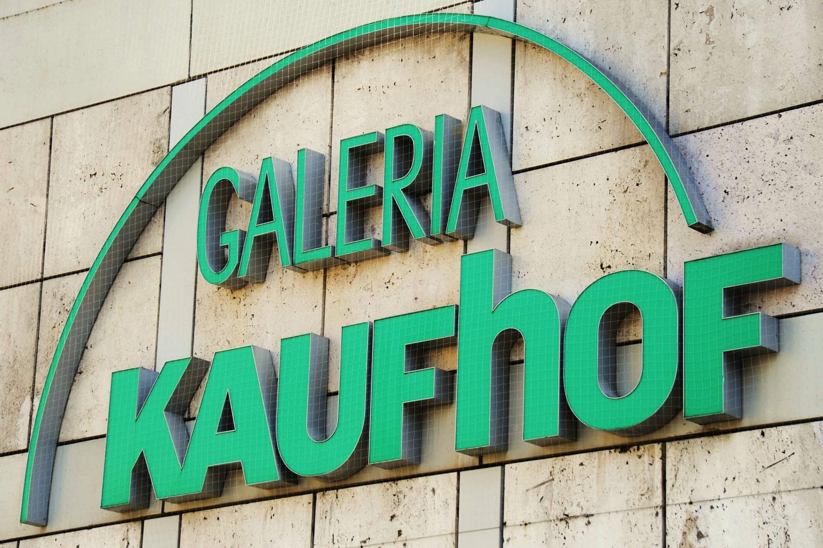 Galeria Kaufhof: Durch eine mögliche Fusion sieht mit Karstadt sieht der Kommunalverband die Innenstädte bedroht.