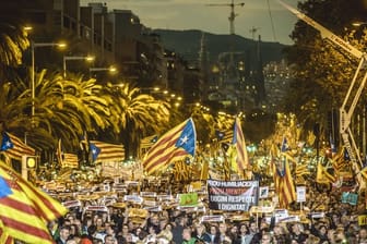 Eine riesige Menschenmenge fordert in Barcelona "Freiheit für politische Gefangene".
