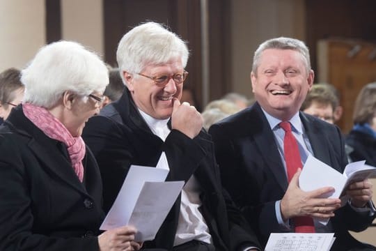 Die Vorsitzende der Synode der Evangelischen Kirche in Deutschland, Irmgard Schwaetzer, der EKD-Ratsvorsitzende Bischof Heinrich Bedford-Strohm (M) und Gesundheitsminister Hermann Gröhe bei der EKD-Jahrestagung in Bonn.