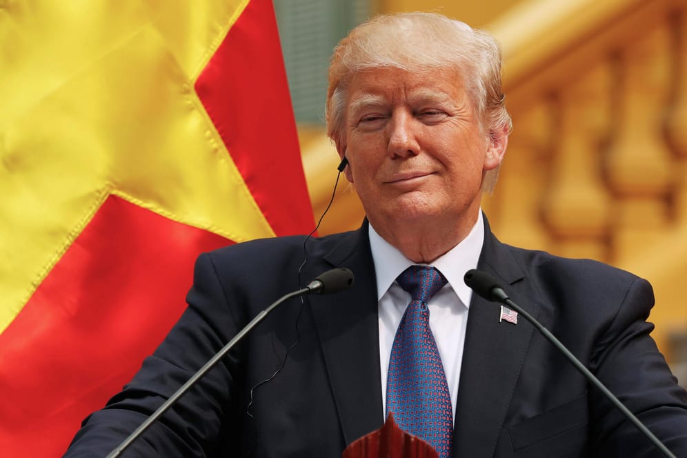 Donald Trump bei seiner Pressekonferenz in Hanoi: "Ob ich es glaube oder nicht, ich stehe zu unseren Geheimdiensten, ich glaube an unsere Geheimdienste", erklärte er.