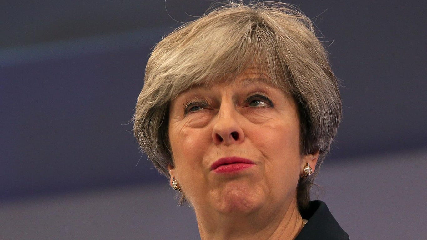 Theresa May gerät bei den EU-Austritts-Verhandlungen innerparteilich unter Druck: Zwei prominente Minister fordern einen "harten Brexit".