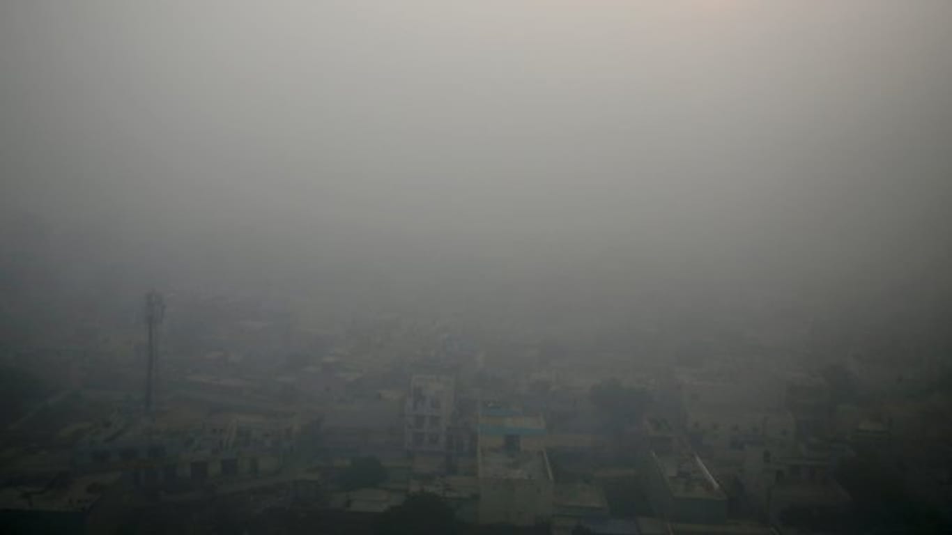 Die ohnehin sehr hohe Luftverschmutzung in der 17-Millionen-Metropole Neu Delhi hat sich in den vergangenen Tagen deutlich verschlimmert.