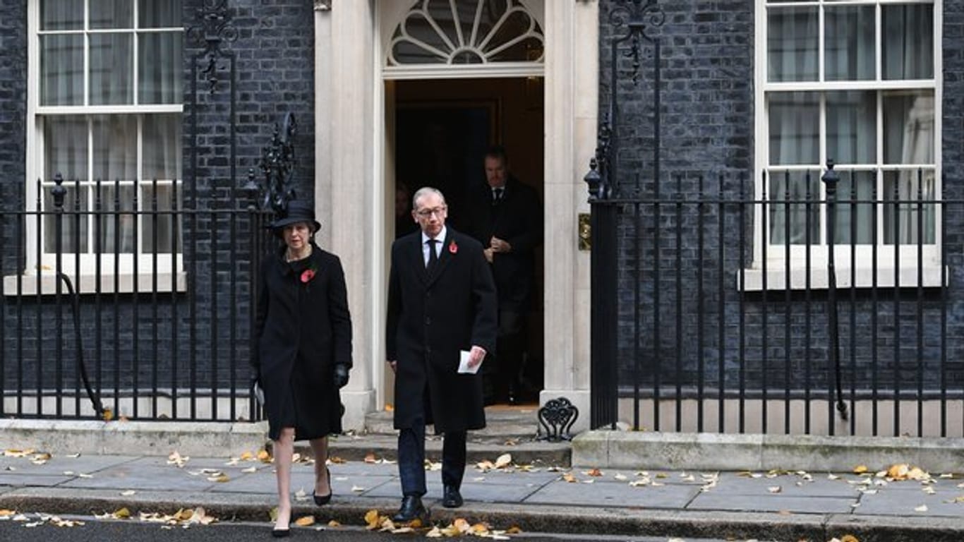 Die britische Premierministerin Theresa May verlässt mit ihrem Mann Philip die Downingstreet 10 in London.