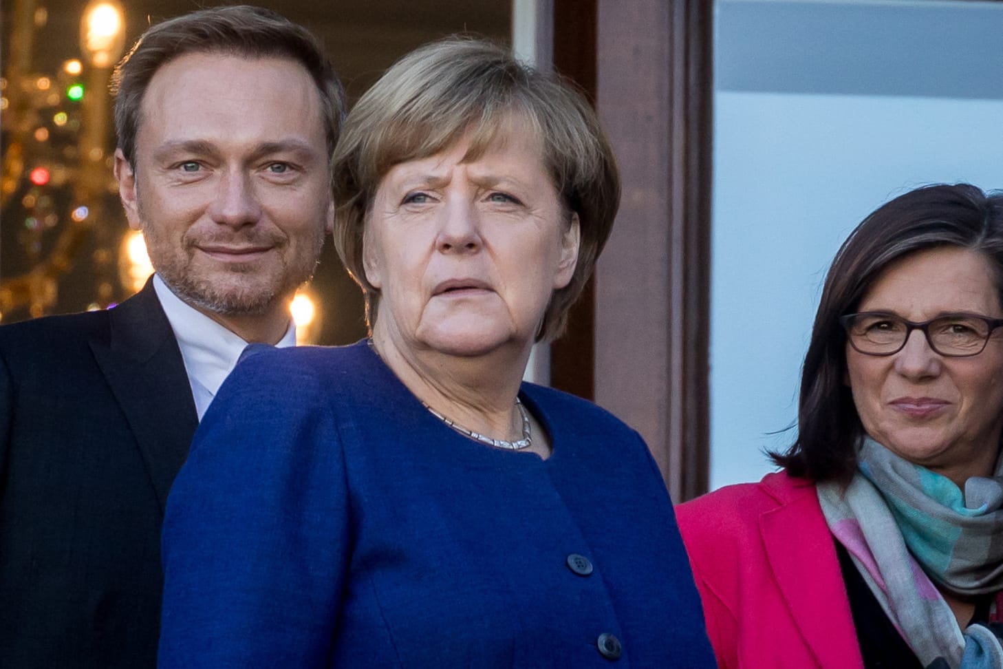 Bundeskanzlerin Angela Merkel steht zwischen Christian Lindner und Katrin Göring-Eckardt: Union, FDP und Grüne sind sich in der Sicherheits- und Innenpolitik noch nicht näher gekommen.