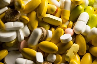 Knapp 62 000 Mal soll ein Apotheker Krebsmedikamente gepanscht und so allein die gesetzlichen Krankenkassen um 56 Millionen Euro betrogen haben.