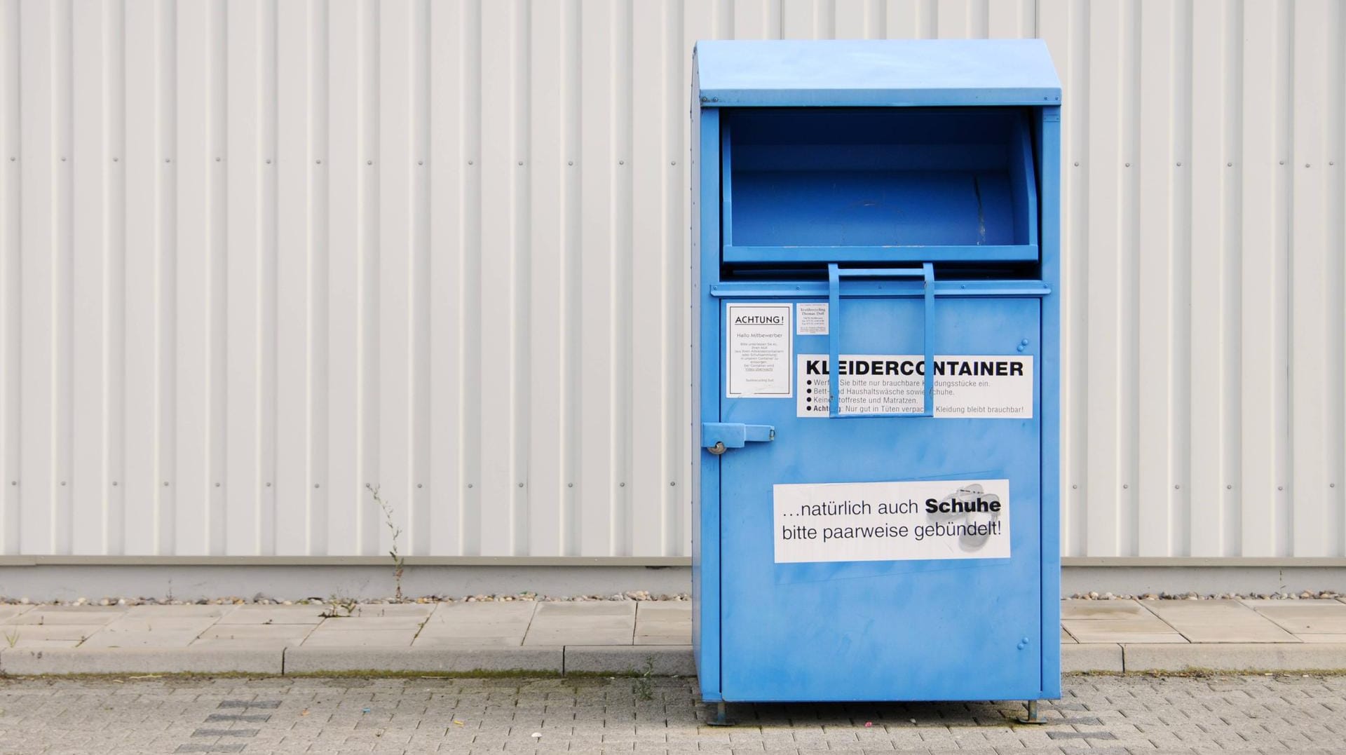 Eine junge Frau aus Mönchengladbach bleibt im Altkleidercontainer gefangen. (Symbolbild)