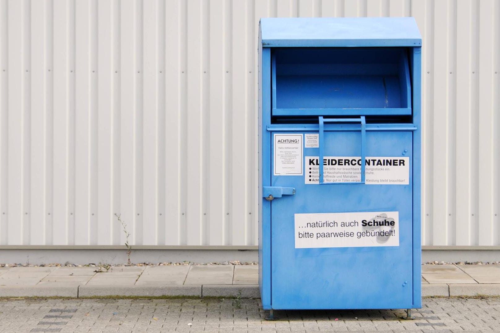 Eine junge Frau aus Mönchengladbach bleibt im Altkleidercontainer gefangen. (Symbolbild)