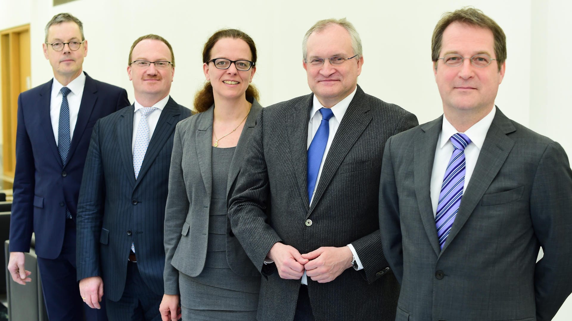 Die Mitglieder des Sachverständigenrates Peter Bofinger (l-r), Lars Feld, Isabel Schnabel, Christoph Schmidt und Volker Wieland: Sie fordern flexiblere Arbeits- und verkürzte Ruhezeiten.