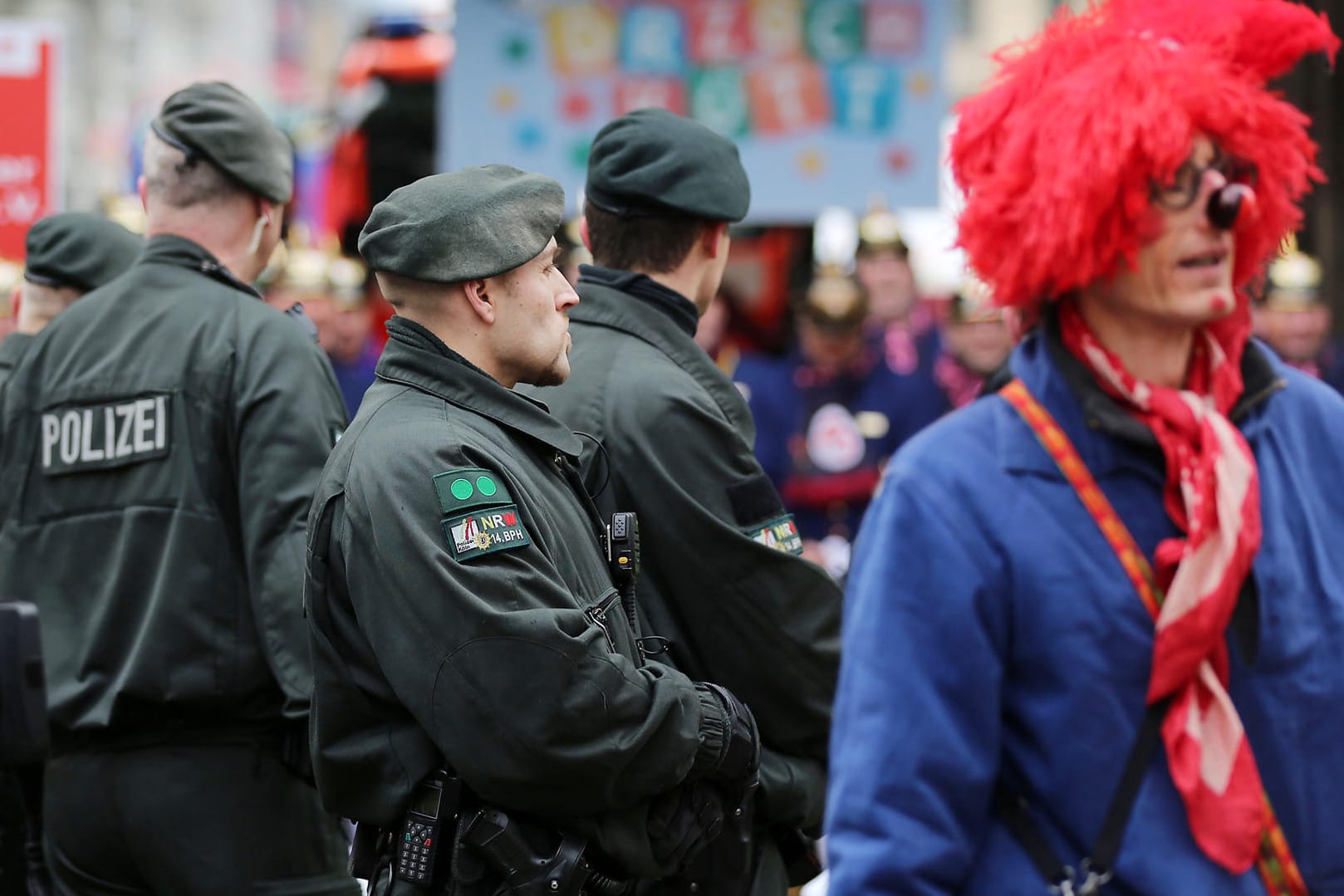 Polizisten zwischen feiernden Jecken (Archivbild)