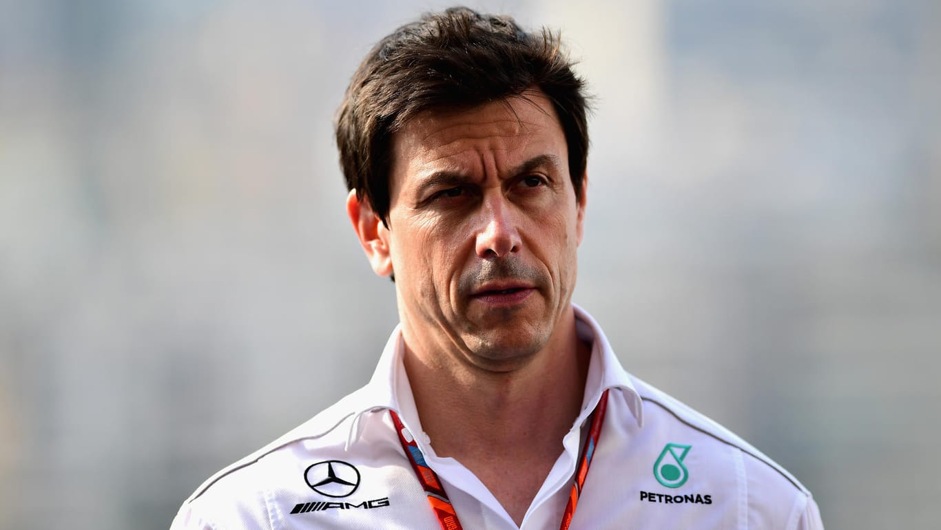 Mercedes-Teamchef Toto Wolff äußert sich nach dem Überfall auf den Teambus und das massive Polizeiaufgebot..