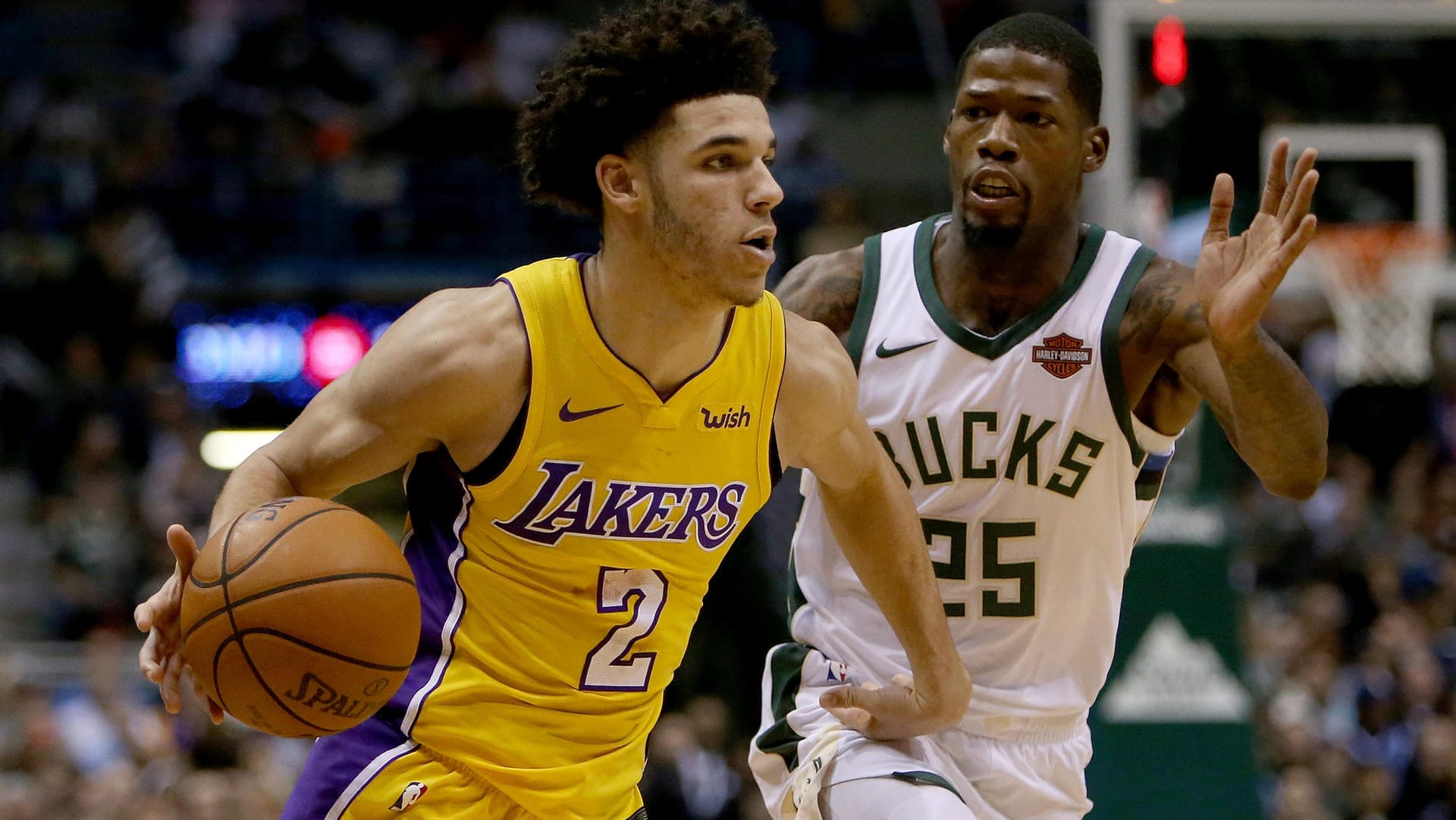 Lonzo Ball (l.) im Duell mit Bucks-Guard und Defensivspezialist DeAndre Liggins.