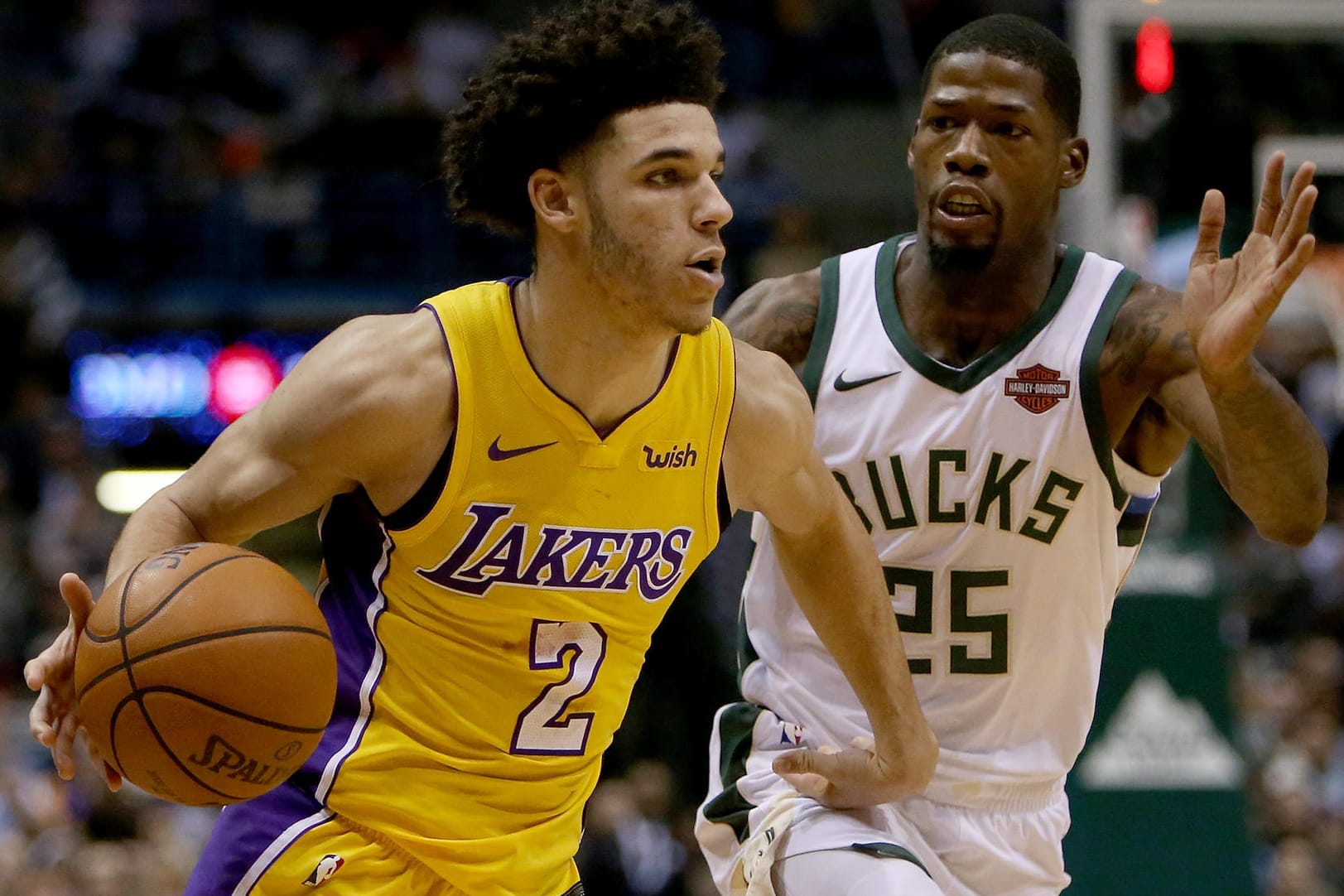 Lonzo Ball (l.) im Duell mit Bucks-Guard und Defensivspezialist DeAndre Liggins.