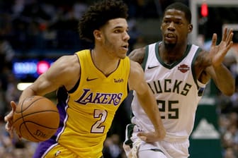 Lonzo Ball (l.) im Duell mit Bucks-Guard und Defensivspezialist DeAndre Liggins.