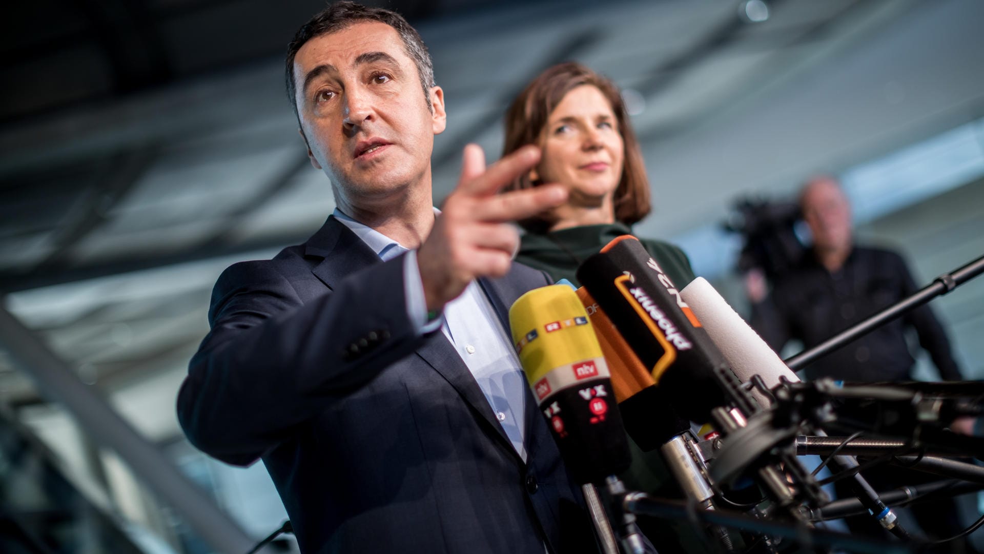 Cem Özdemir, Bundesvorsitzender und Katrin Göring-Eckardt (Bündnis 90/Die Grünen): Die Grünen fordern mehr Entgegenkommen bei den Sondierungsgesprächen für Jamaika-Koaliton. Cem Özdemir, Bundesvorsitzender und Katrin Göring-Eckardt (Bündnis 90/Die Grünen): Die Grünen fordern mehr Entgegenkommen bei den Sondierungsgesprächen für Jamaika-Koaliton.