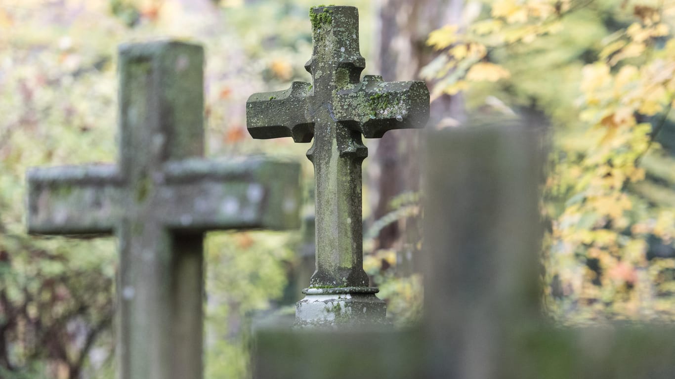 Ein Kreuz auf einem Grab: In Hannover haben Randalierer Gräber geschändet – noch gibt es keine Hinweise auf die Täter.