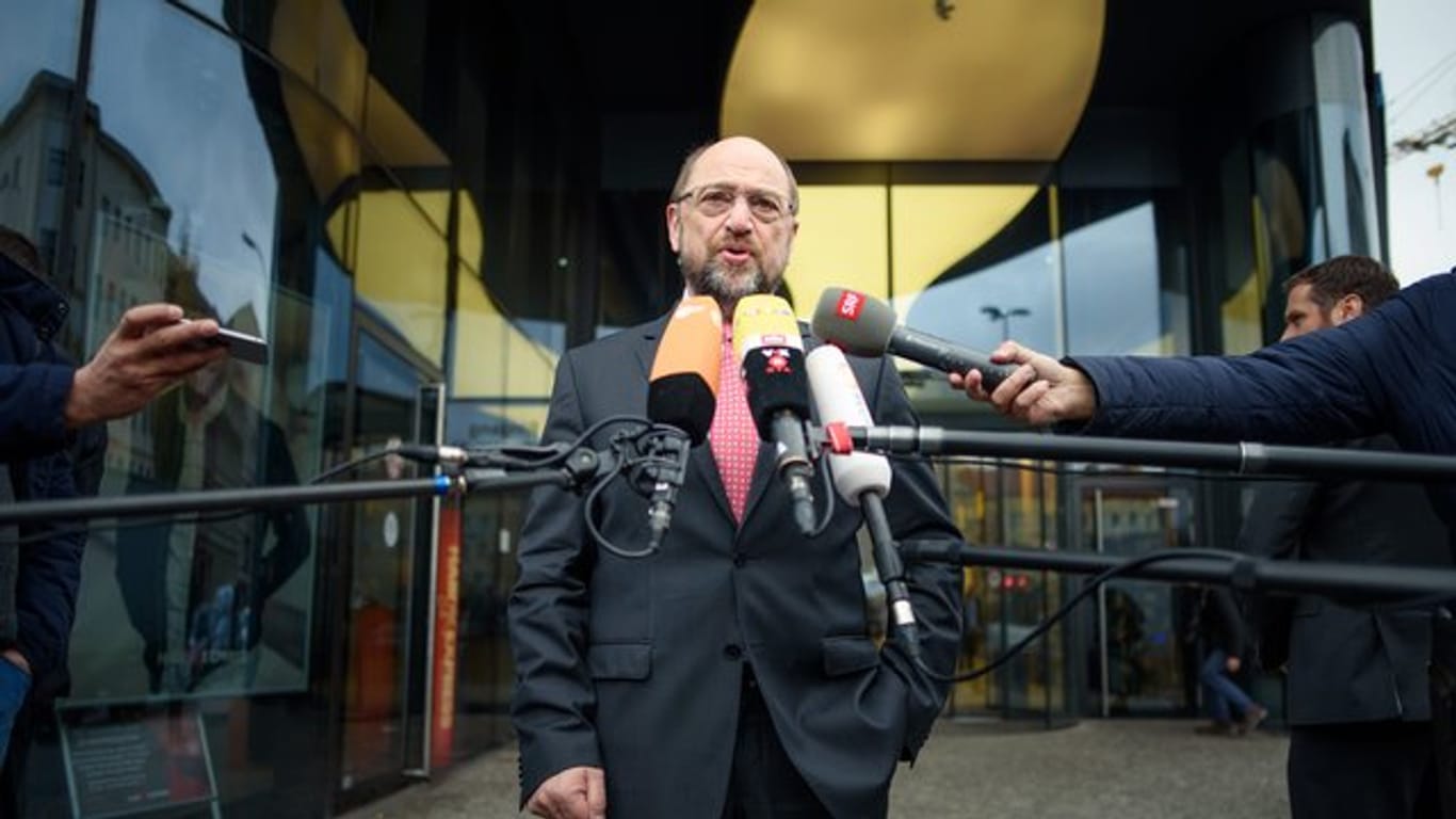Der SPD-Vorsitzende Martin Schulz äußert sich am Rande der Regionalkonferenz in Berlin vor der Presse.