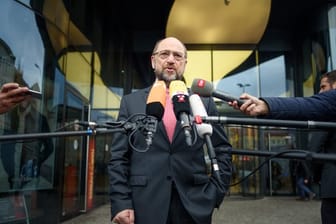 Der SPD-Vorsitzende Martin Schulz äußert sich am Rande der Regionalkonferenz in Berlin vor der Presse.