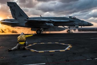Ein F/A.18-E Super Hornet Kampflugzeug startet vom Deck des US-Flugzeugträgers "USS Ronald Reagan": Die Streitkräfte der USA und Südkoreas begannen nach Angaben Seouls ein gemeinsames Seemanöver.