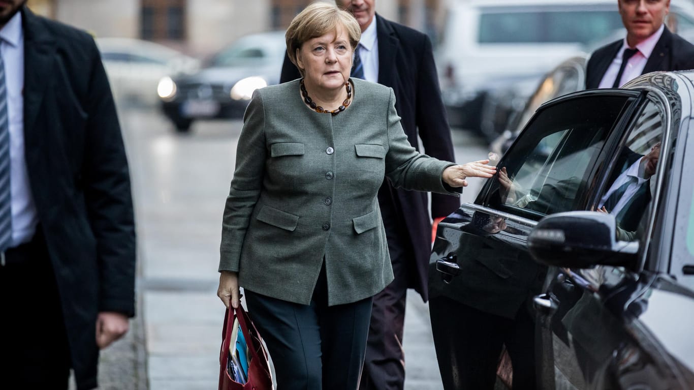 Bundeskanzlerin Angela Merkel (CDU) kommt zu den Sondierungsgesprächen: In der Schlusswoche der Gespräche müssen noch viele Kompromisse geschlossen werden.