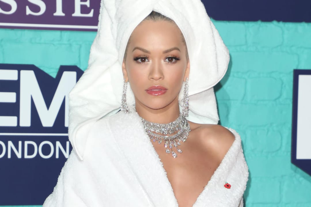 Rita Ora wählte für die EMAs einen fragwürdigen Look.