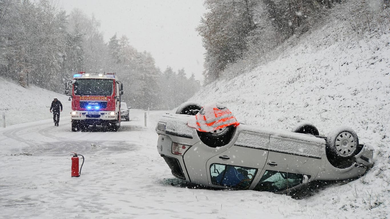 Unfall in der Oberpfalz: Die beiden Insassen wurden leicht verletzt und ins Krankenhaus gebracht.