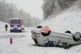 Unfall in der Oberpfalz: Die beiden Insassen wurden leicht verletzt und ins Krankenhaus gebracht.