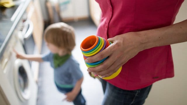 Eine Alleinerziehende und ihr Kind: Immer mehr Kinder leben dauerhaft von Hartz-IV-Leistungen.