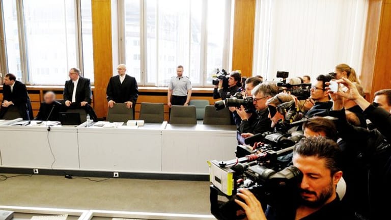 Journalisten verfolgen den Prozessbeginn in Essen.