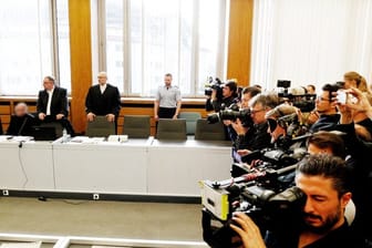 Journalisten verfolgen den Prozessbeginn in Essen.