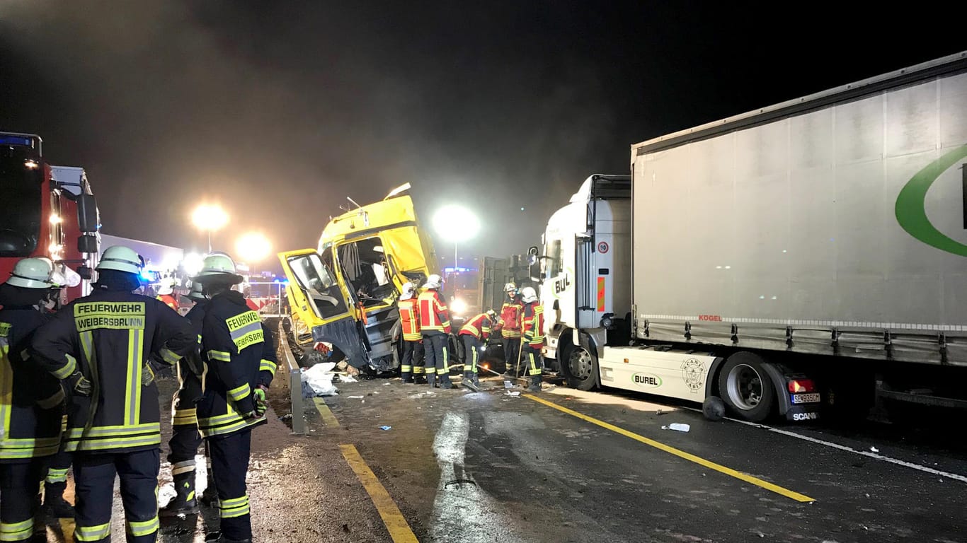 Bei einem schweren Unfall, an dem mehrere Lastwagen beteiligt gewesen sein sollen, sind zwei Menschen ums Leben gekommen.