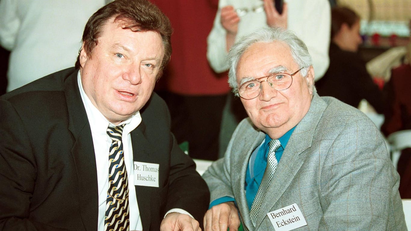 Bernhard Eckstein (r.) mit Dr. Thomas Huscke bei einer Sportgala im Jahre 2001.