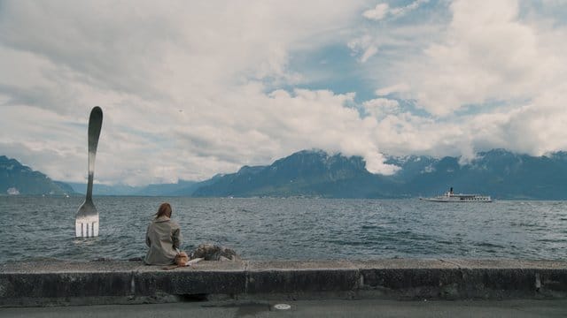 Traum, Wahn und Wirklichkeit: Kinderbuchautorin Anna (Birgit Minichmayr) sitzt am Genfersee.