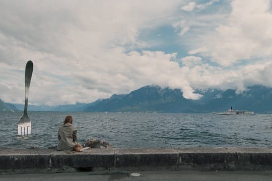 Traum, Wahn und Wirklichkeit: Kinderbuchautorin Anna (Birgit Minichmayr) sitzt am Genfersee.