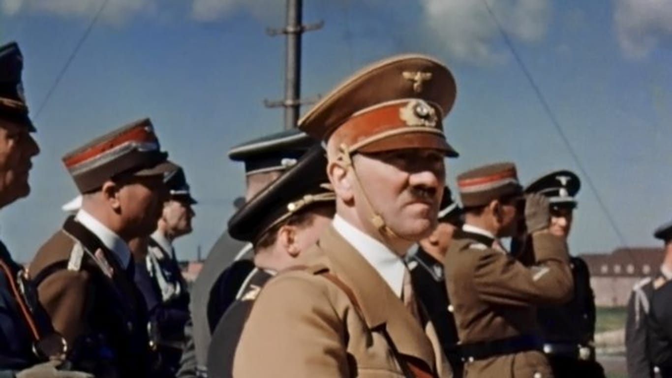 Adolf Hitler im Sommer 1938 bei einem Luftwaffenmanöver auf dem Darß (Mecklenburg).