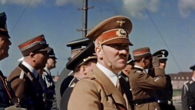 Adolf Hitler im Sommer 1938 bei einem Luftwaffenmanöver auf dem Darß (Mecklenburg).