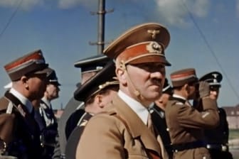 Adolf Hitler im Sommer 1938 bei einem Luftwaffenmanöver auf dem Darß (Mecklenburg).